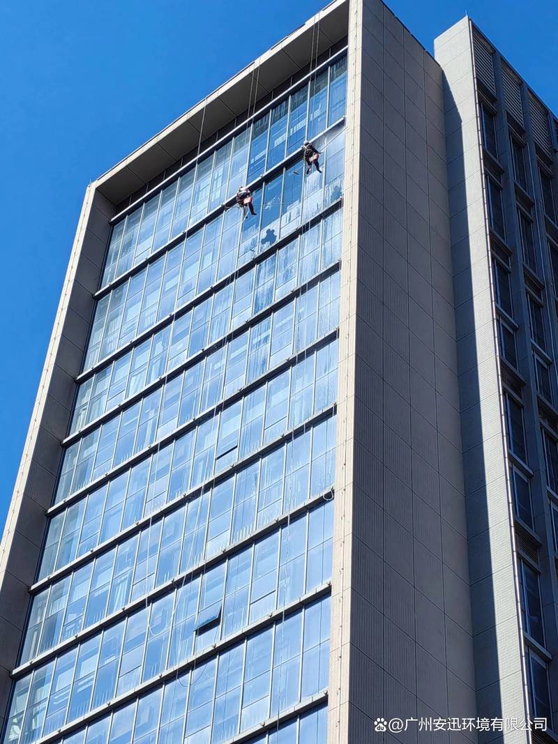 广州外墙清洗 高空中的“城市美颜师”，如何守护建筑的体面与安全？